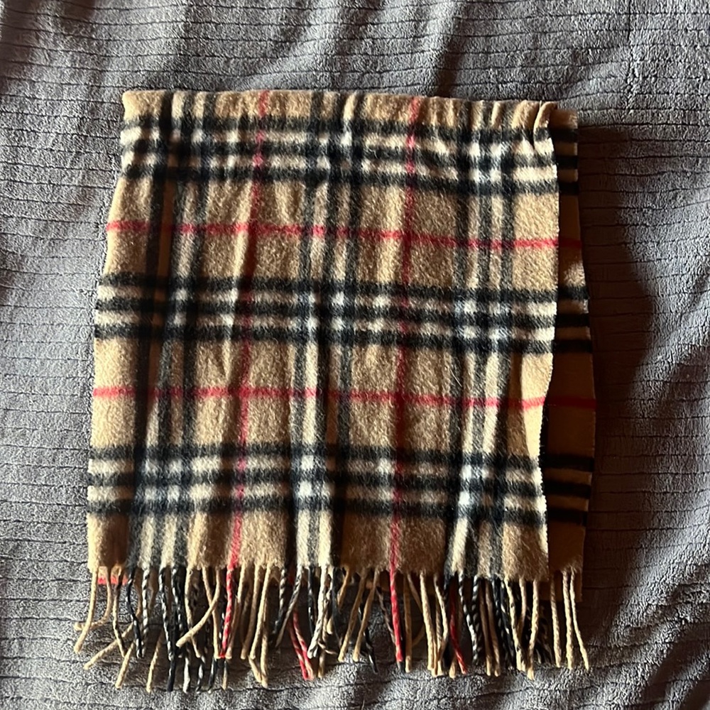 BURBERRY LONDON
Cashmere Plaid Print Scarf